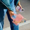 Berloque para bolsa com borboleta e corrente longa