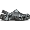 Classic Clog infantil com padrão de camuflagem