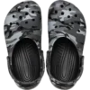 Classic Clog infantil com padrão de camuflagem