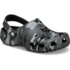 Classic Clog infantil com padrão de camuflagem