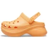 Classic Clog Retro Crocs com Sola Grossa, Laranja, Sandálias com Baleia Pequena