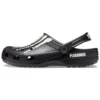 Pleasures x Classic Clog «Skeleton – Brilha no Escuro»