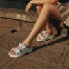 Sandália feminina Saturday com fivela esmaltada