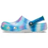 Sandálias Crocs de praia unissexo multicoloridas com detalhes em branco