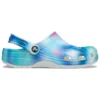 Sandálias Crocs de praia unissexo multicoloridas com detalhes em branco