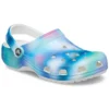Sandálias Crocs de praia unissexo multicoloridas com detalhes em branco