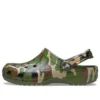 Sandálias de praia com camuflagem verde-militar
