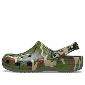 Sandálias de praia com camuflagem verde-militar