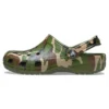 Sandálias de praia com camuflagem verde-militar