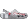 Sandálias unissexo desportivas casuais de sapatos rasos para atividades ao ar livre Coca-Cola x Crocs Crossover Light X, cinzentas