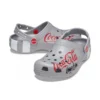Sandálias unissexo desportivas casuais de sapatos rasos para atividades ao ar livre Coca-Cola x Crocs Crossover Light X, cinzentas