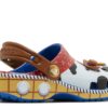 Toy Story x Classic Clog para crianças pequenas «Woody» Toy Story x Classic Clog para crianças pequenas «Woody»